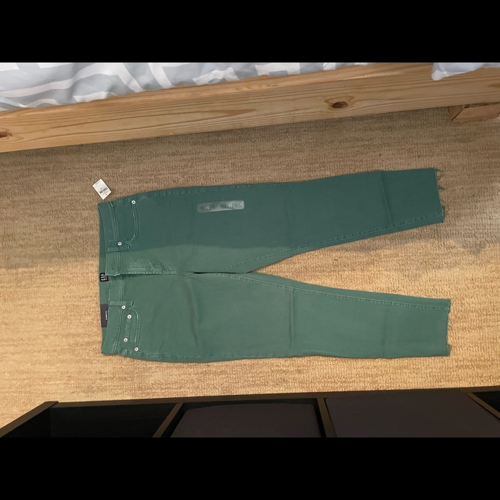 Brand new GAP jeans. Green true skinny. Frayed. Cute for spring 💐